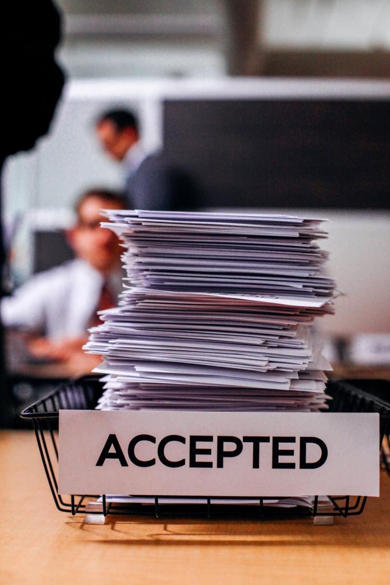 A pile of documents labelled as accepted Une pile de documents étiquetés comme acceptés